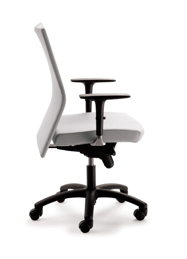 dorso conference seating krug alan desk 28 <ul> <li>back is available in three different heights</li> <li>available as a matching guest chair</li> <li>multiple arm options</li> <li>multiple textile options</li> </ul>