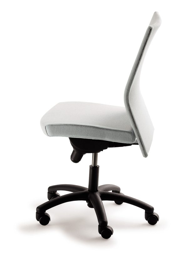dorso conference seating krug alan desk 33 <ul> <li>back is available in three different heights</li> <li>available as a matching guest chair</li> <li>multiple arm options</li> <li>multiple textile options</li> </ul>