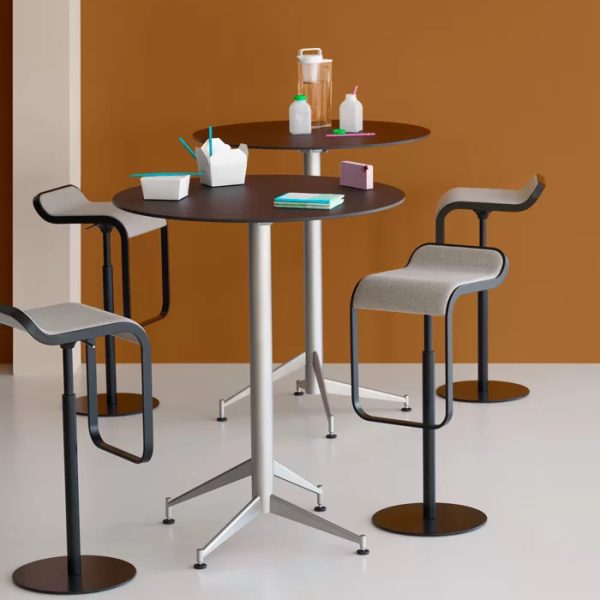 seltz table la palma 10 distinctive and discreet with its top that tilts to 90°, the seltz small table meets the needs of any context. the steel column and offset feet facilitate storage. the tabletop is available in three different colours: white, black or wood. just enough to create the perfect cocktail.